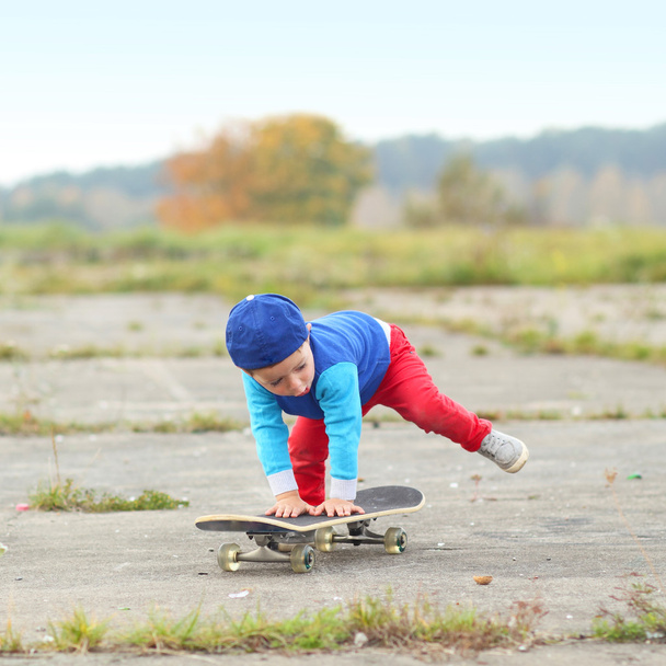 Мальчик со скейтбордом на улице
 - Фото, изображение