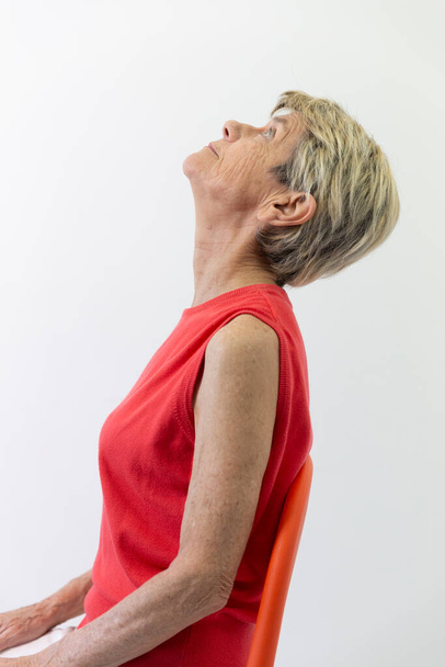 Fitness activities for people with Parkinsons include flexibility, muscle stretches, posture, movement coordination, manual dexterity, phonation, walking and balance. Ici exercice de souplesse.  - Foto, afbeelding