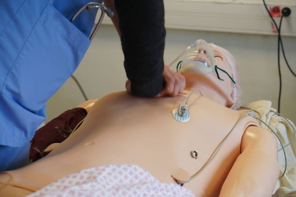 Μαθητές αναισθησιολόγων κατά τη διάρκεια άσκησης ανάνηψης κρίσιμης κατάστασης στην Ιατρική Σχολή Νιμ. Οι μαθητές εκπαιδεύονται σε ένα ρομποτικό ομοίωμα Sim Man 3 G. - Φωτογραφία, εικόνα