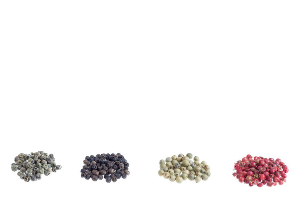 Colección de granos de pimienta en fondo blanco
 - Foto, imagen