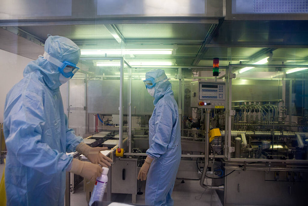 Manufacture of injectable preparations, filling of syringes in a sterile environment. - Fotoğraf, Görsel