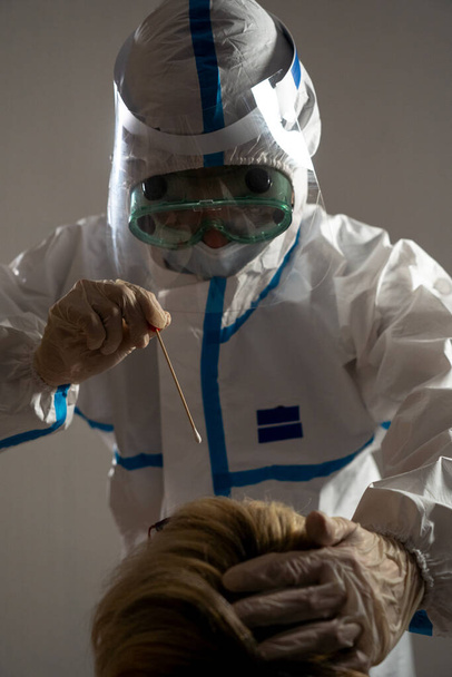 Medical personnel performing an antigen test for covid-19. - Foto, Bild