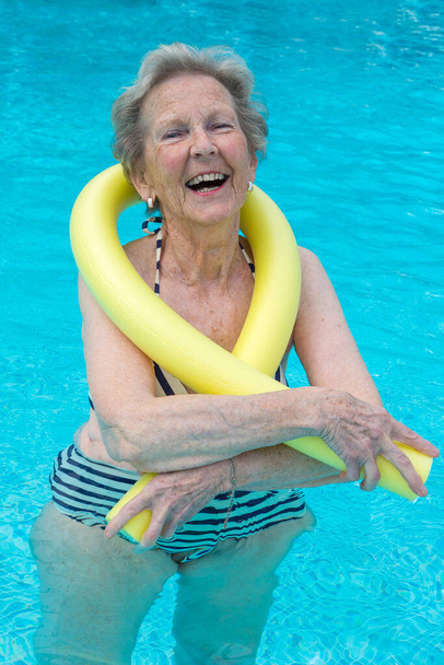 senioren vrouw in zwembad. - Foto, afbeelding