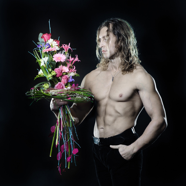 Mužské fitness model košili, drží kytici květin - Fotografie, Obrázek