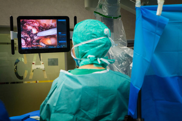 У операційній кімнаті гістеректомія з хірургічним роботом
. - Фото, зображення