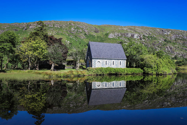 Gougane Barra is a scenic valley and heritage site in the Shehy Mountains of County Cork, Ireland. It is at the source of the River Lee and includes a lake with an oratory built on a small island.  - Foto, Imagen