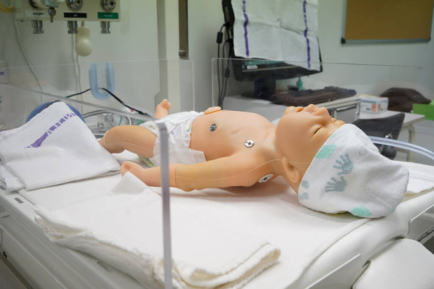 Νεογέννητη κούκλα κατά τη διάρκεια εργαστηρίου προσομοίωσης παιδιατρικής ανάνηψης. - Φωτογραφία, εικόνα