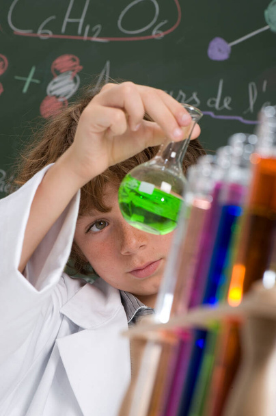 menino do ensino médio uma aula de química - Foto, Imagem