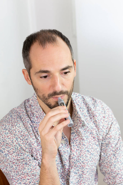 A man with an e-cigarette. - Fotoğraf, Görsel