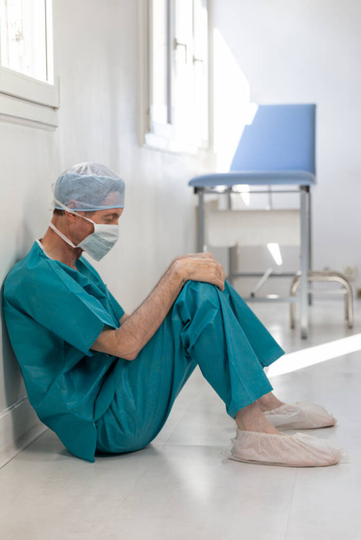 A surgeon exhausted by his work. - Foto, afbeelding