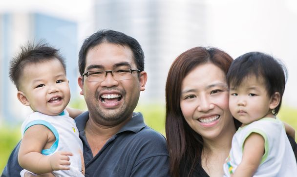 Feliz madre asiática, padre y gemelos niño
 - Foto, Imagen