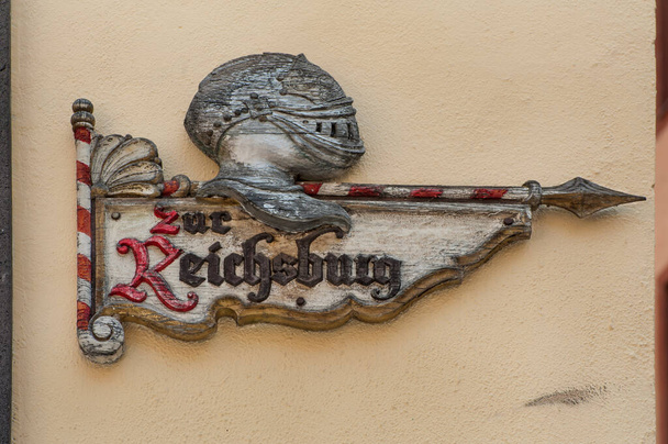 Wooden pointer to the castle Reichsburg on the facade of the house. Cochem, Germany. - Foto, Imagen