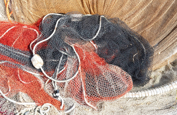 Вінтажні рибальські сітки, сушка на сонці, готові до використання ще раз
 - Фото, зображення
