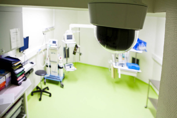 Κάμερα σε δωμάτιο επειγόντων περιστατικών σε συνεργασία με νευρολόγο από άλλο νοσοκομείο για διάγνωση εγκεφαλικού επεισοδίου. - Φωτογραφία, εικόνα