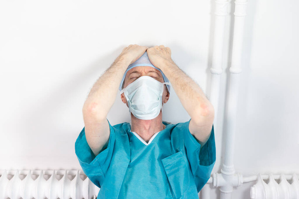A surgeon exhausted by his work. - Foto, immagini