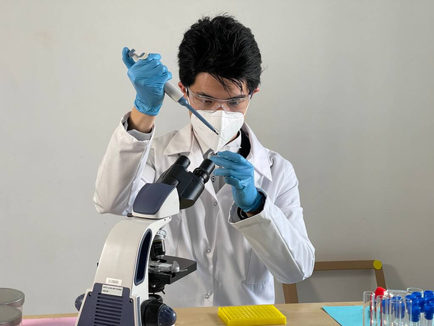 Лабораторный техник проводит эксперименты на различных видах вирусов и бактерий. - Фото, изображение