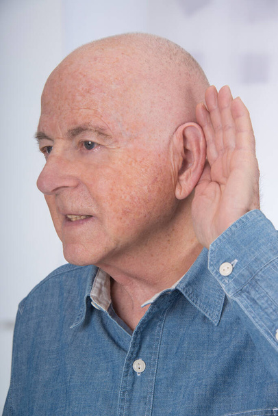 Hombre mayor con trastornos auditivos. - Foto, imagen