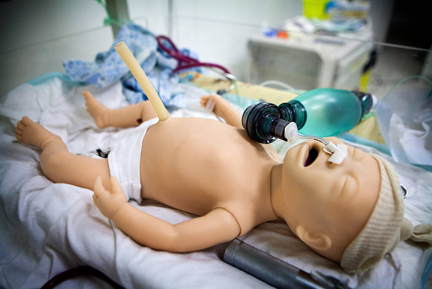 Continuous training of midwives and obstetricians on resuscitation in the delivery room with a mannequin. - Fotografie, Obrázek