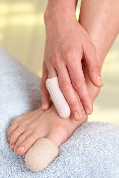 Το μανίκι ποδιών ή δακτύλων προστατεύει τα άκρα και τα εσωτερικά νύχια των ποδιών. - Φωτογραφία, εικόνα