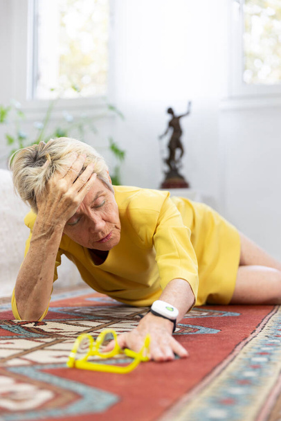 An elderly woman on her floor having fallen. - Foto, immagini