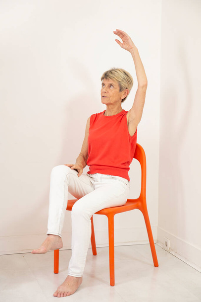 Fitness activities for people with Parkinsons include flexibility, muscle stretches, posture, movement coordination, manual dexterity, phonation, walking and balance.  - Foto, Imagen