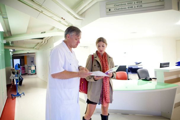 Un mdecin accueil une patiente au service de charge fashion atoire.  - Фото, изображение