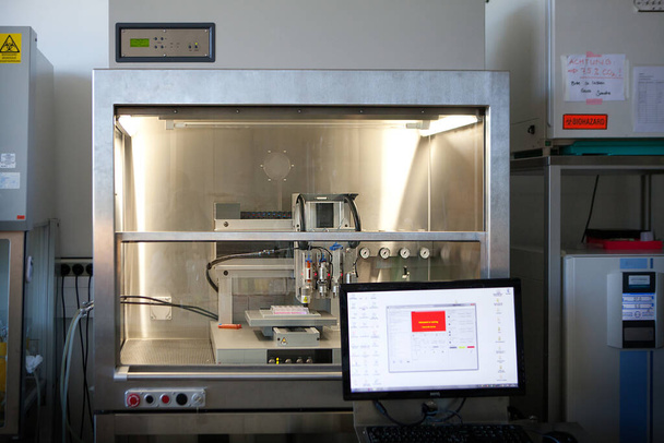 Bioprinter printing different human tissues by associating primary cells, biomaterials and growth factors. - Foto, Bild