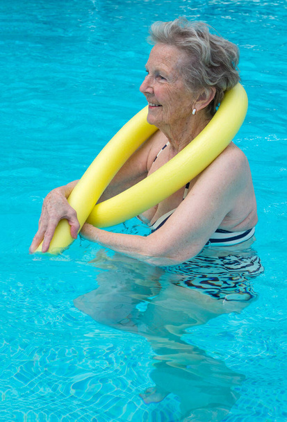 starsza kobieta w basenie. - Zdjęcie, obraz