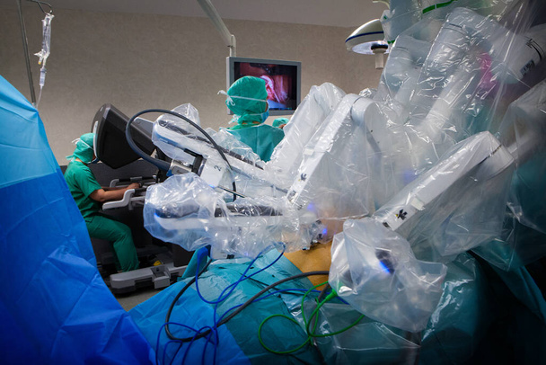 В операционной гистерэктомия с хирургическим роботом. - Фото, изображение