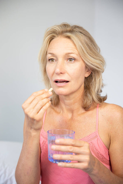 Woman taking medication. close-up - Foto, Imagen