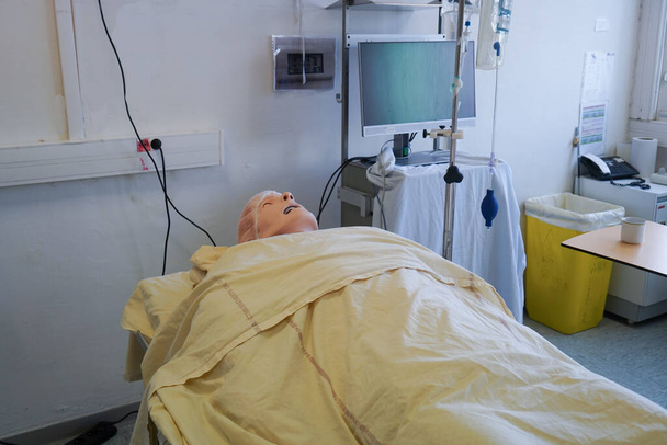 Студенты-анестезиологи во время реанимационных упражнений в критической ситуации на медицинском факультете Нимса. Студенты тренируются на роботизированном манекене Sim Man 3 G. - Фото, изображение
