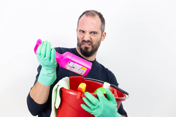 A man with cleaning products. - Foto, immagini