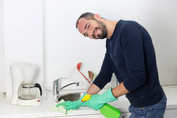A man using cleaning products to clean. - Foto, Bild