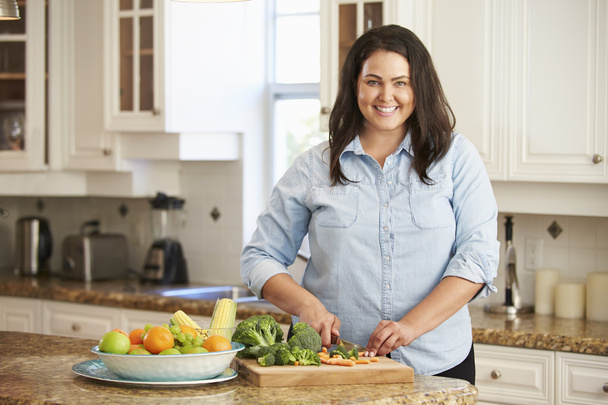 Overweight Woman Preparing Vegetables - Foto, afbeelding