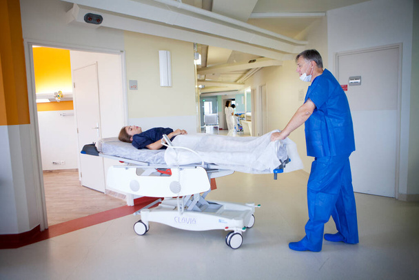 Un ambulancier emne une patiente au bloc opratoire. medical concept - Fotografie, Obrázek