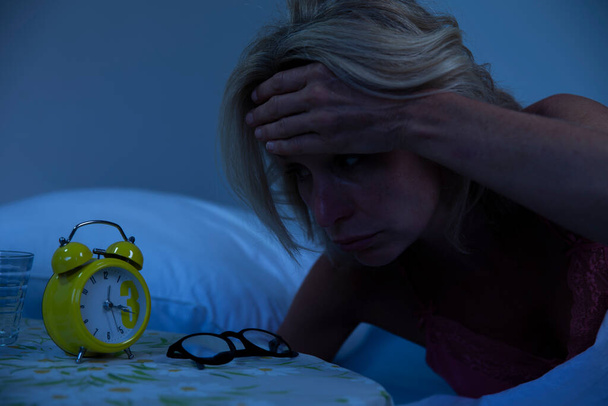 Woman struggling to wake up in the morning. - Zdjęcie, obraz
