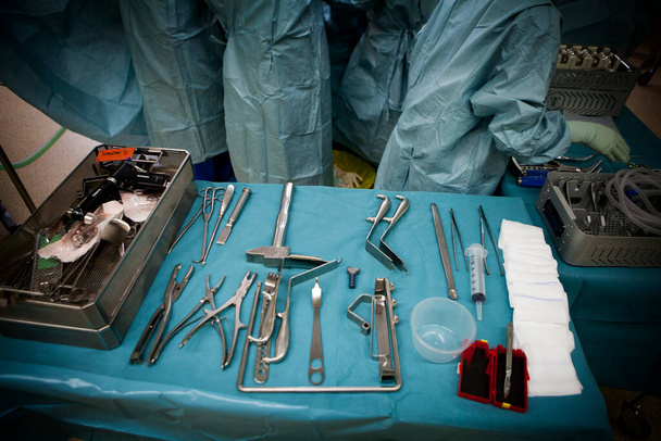 Ортопедические хирургические инструменты для установки протеза бедра. - Фото, изображение