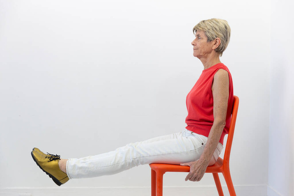 Fitness activities for people with Parkinsons include flexibility, muscle stretches, posture, movement coordination, manual dexterity, phonation, walking and balance. Ici exercice de souplesse.  - 写真・画像