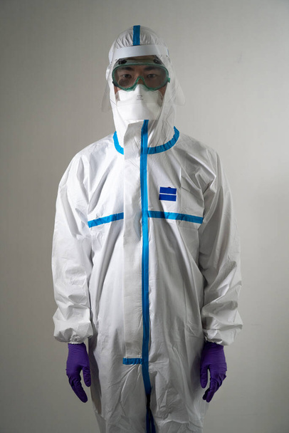 Людина в захисному костюмі під час пандемії Ковіда-19
 - Фото, зображення
