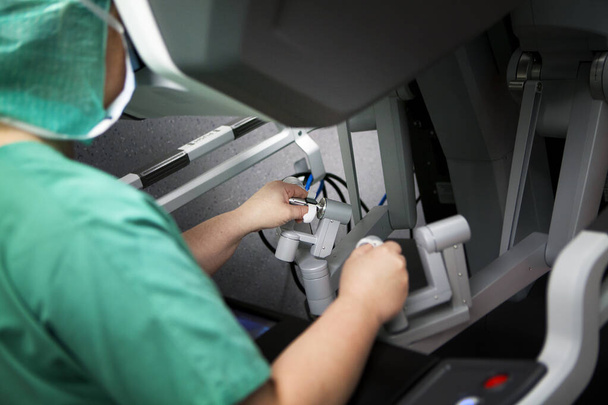 Гистерэктомия в операционной с помощью робота, управляемого хирургом из консоли. - Фото, изображение