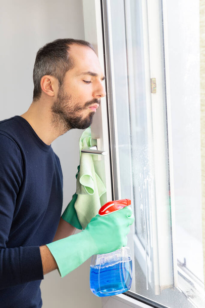 A man cleaning a window. - Foto, Imagem