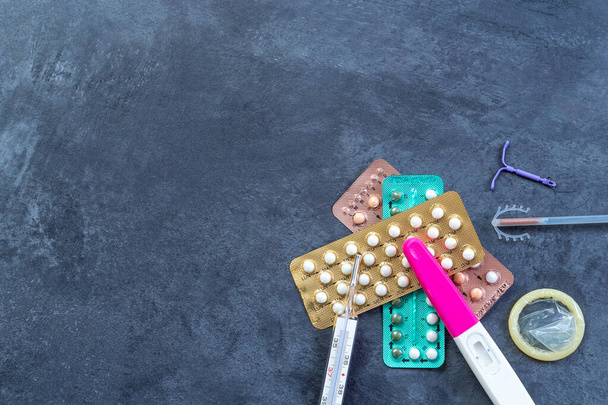 Choosing method of contraception : Birth control pills, an injection syringe and condom,IUD-method - Foto, afbeelding
