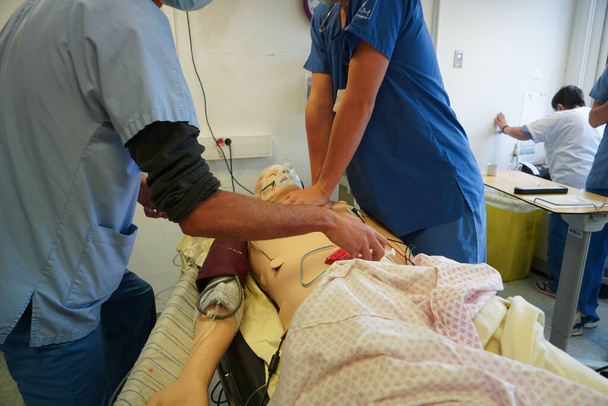 Anesthesiologist students during a critical situation resuscitation exercise at the Nimes Faculty of Medicine. Students train on a Sim Man 3 G robotic dummy. - Foto, imagen