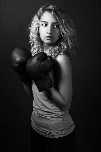 Žena boxer, model představuje na černém pozadí. Černá a bílá - Fotografie, Obrázek