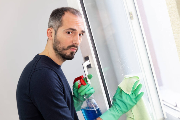 A man cleaning a window. - Foto, Bild