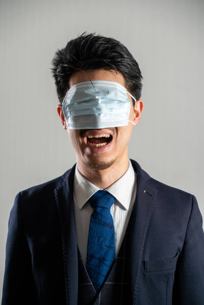Кричущий чоловік у масці над очима
 - Фото, зображення