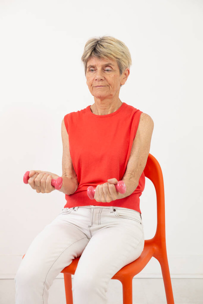 Fitness activities for people with Parkinsons include flexibility, muscle stretches, posture, movement coordination, manual dexterity, phonation, walking and balance.  - Foto, Imagen