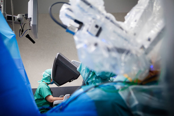 In the operating room, a hysterectomy with a surgical robot controlled from a console. - Fotografie, Obrázek