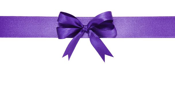 Фиолетовая лента и лук. Изолированный на белом фоне
 - Фото, изображение