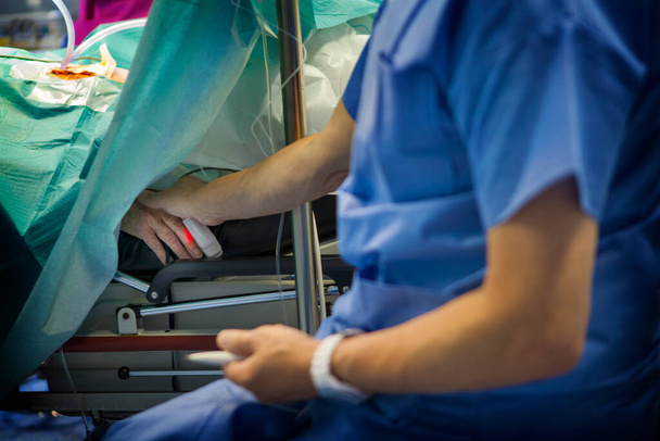 Гіпноз в операційній кімнаті дозволяє проводити місцеву анестезію замість загальної анестезії
. - Фото, зображення